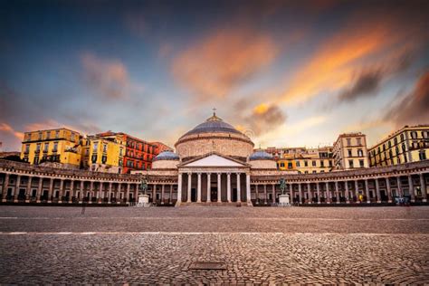 Naples Italie à La Place Du Plébiscite Image stock Image du