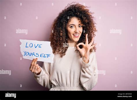 Joven Hermosa Mujer Con El Pelo Rizado Y Perforaci N De Papel De