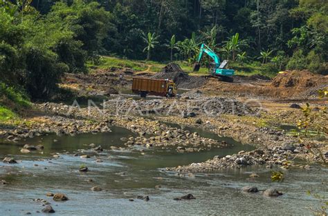 TAMBANG PASIR DI SUNGAI CIWULAN ANTARA Foto