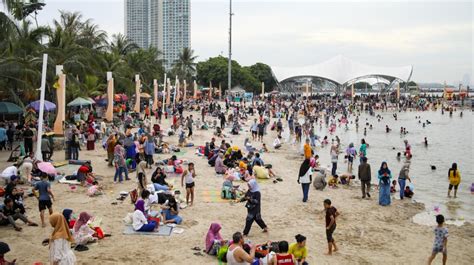 Hari Terakhir Liburan Pantai Ancol Diserbu Wisatawan