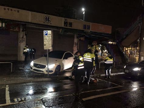 今14日凌晨桃園市中壢區一名29歲徐姓男子駕駛白色自小客車行經中山路與大同路時，因行車不穩，中壢警分局員警鳴笛示意徐男停車受檢，徐男竟加速