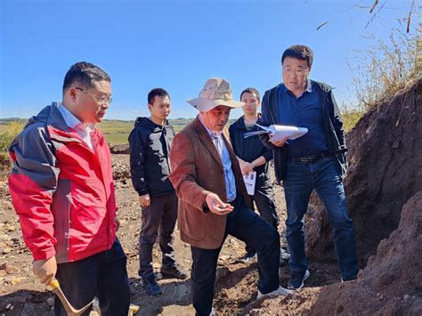 松嫩平原北缘鄂伦春地区、松原地区黑土地地表基质调查项目顺利通过野外验收中国地质调查局呼和浩特自然资源综合调查中心