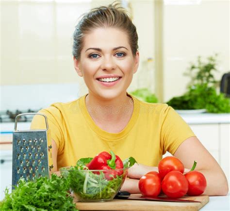 Femme Dans La Cuisine Photo Stock Image Du Régime Repas 34628102