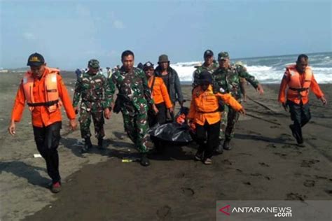 Tim SAR Gabungan Temukan Nelayan Hilang Di Pantai Bunton ANTARA News