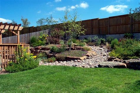 Top 15 Slope Backyard Design Ideas For Your Landscape Cortile Con