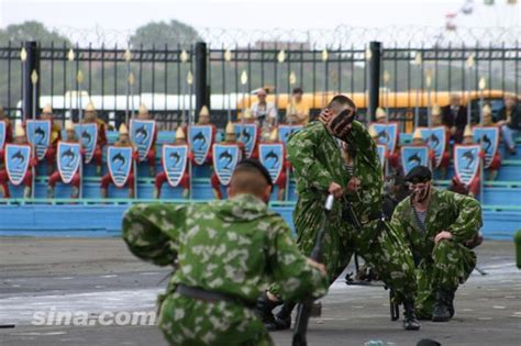 图文：俄海军陆战队士兵进行摔擒演练新浪军事新浪网