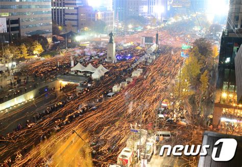 26일 촛불집회 청와대 인근까지 행진 ‘인간띠잇기 등 포위행진 진행