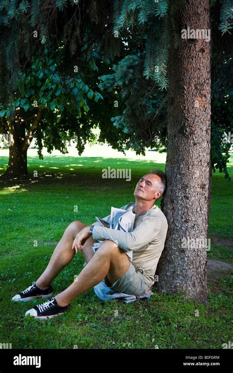 Man Sleeping Under Tree Hi Res Stock Photography And Images Alamy