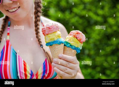 Farbiges mädchen im bikini Fotos und Bildmaterial in hoher Auflösung Alamy