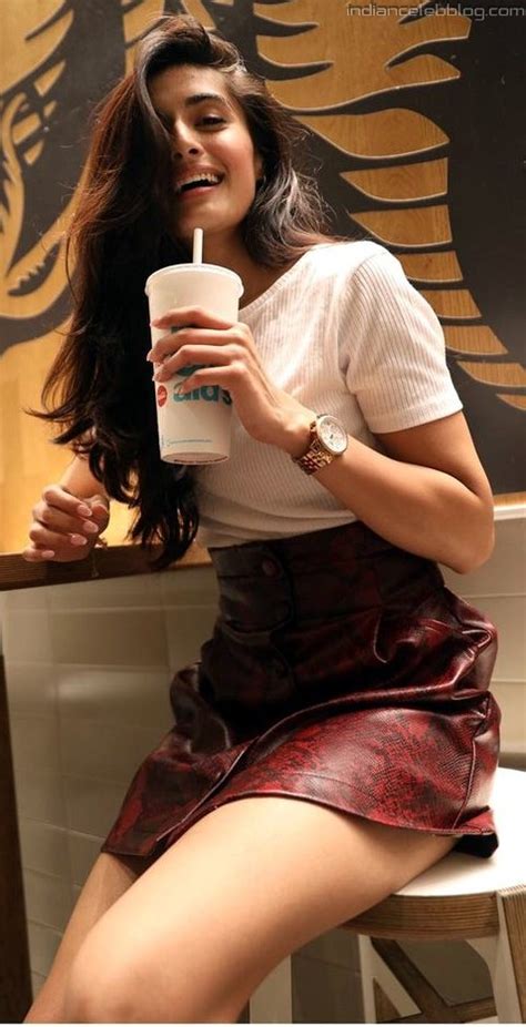 Divyansha Kaushik Telugu Majili Actress T1 25 Hot Legs Photo Starcelebblog
