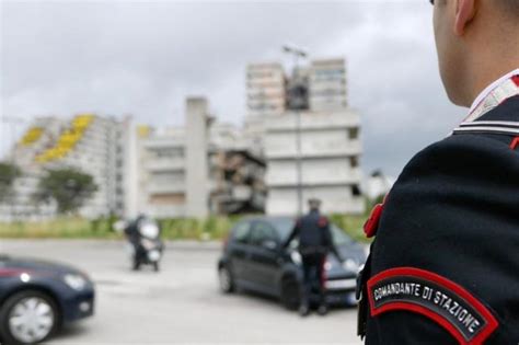 Scampia Dirotta Un Ambulanza In Strada E Minaccia L Autista Per Far