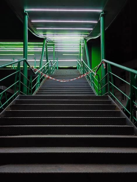 Las Escaleras Nocturnas Con Barandillas De Hierro Del Puente Peatonal