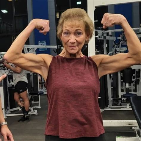 Trionfante Talentuoso Frequentemente Granny Body Builder Shinkan Cè Una Tendenza Movimento