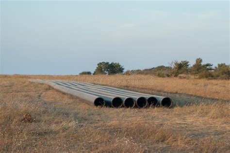 Des Tuyaux Pour Poser Des Tuyaux D Eau Se Trouvent Sur La Pelouse