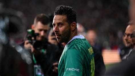 Werder Bremen Fußball Stars schwärmen vom Claudio Pizarro Abschied