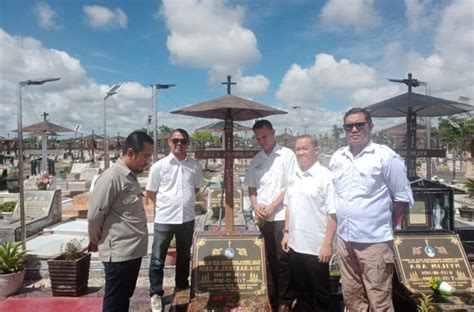 Peringati Hut Ke Smsi Kalteng Ziarah Ke Makam Dua Tokoh Pers Dan