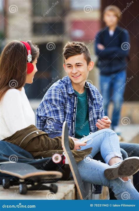 Menino E Pares Ofendidos De Adolescentes Distante Na Rua Imagem De