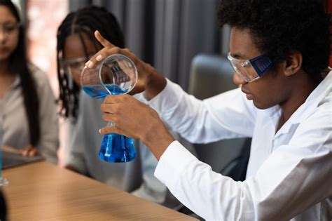 Diversidade Meninos e meninas adolescentes estão fazendo experimentos