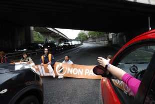 A Roma Un Gruppetto Di Eco Vandali Si Calato Dal Ponte Delle Valli