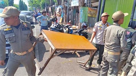 Satpol PP Gresik Tertibkan PKL Liar Yang Nekat Berjualan Di Trotoar Dan