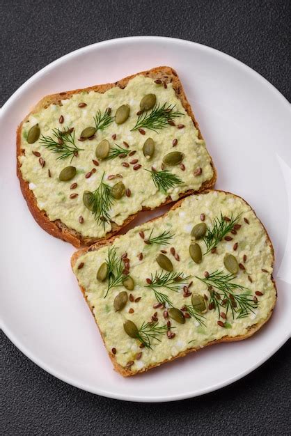 Tostadas A La Parrilla Con Pasta De Aguacate Huevos Queso Crema Sal