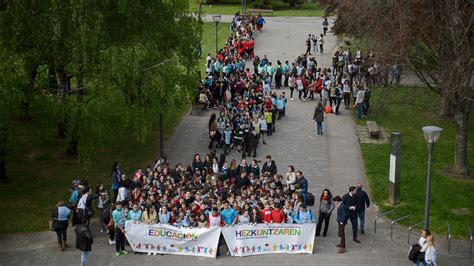 Cientos de niños marchan en Pamplona para exigir una educación de