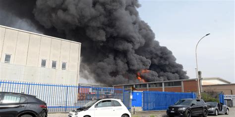 Maxi Incendio In Azienda Petrolchimica A Sud Milano Tre Sono I Feriti