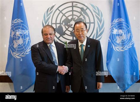 Pakistani Prime Minister Muhammad Nawaz Sharif Left Poses With United