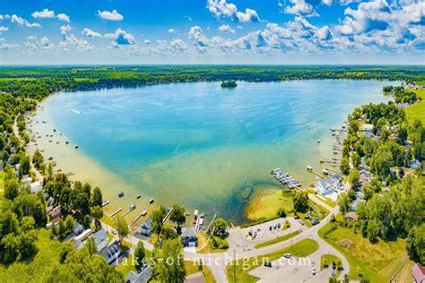 Crystal Lake Near Crystal Aerial Photo From North — Aerial Landscape