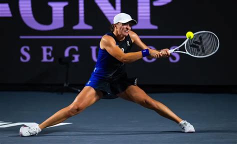 Wta Finals Iga Swiatek Breezes Past An Erratic Aryna Sabalenka Into