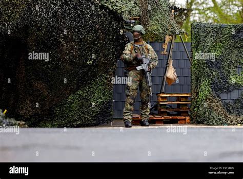 Soldaten Mit Waffen Mg Beim Besuch Von Bundesverteidigungsminister