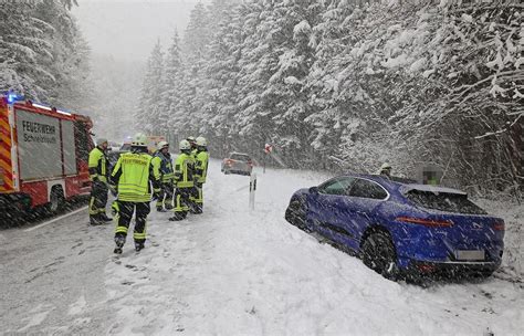 Mehrere Verletzte Nach Unfall Mit Drei Autos Auf Der B Bei Schneizlreuth