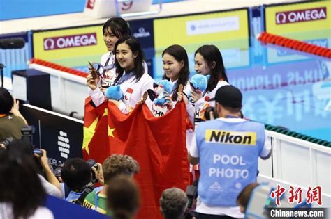 游泳世锦赛：潘展乐刷新亚洲纪录 中国女队4x200米自由泳接力摘铜腾讯新闻