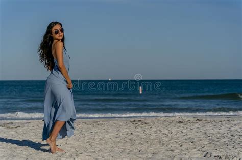 Precioso Bikini De Raza Mixta Modelo Posando Al Aire Libre En Una Playa Del Caribe Foto De