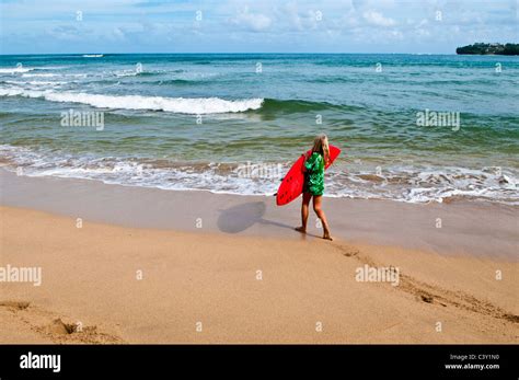 Hanalei bay surfing hi-res stock photography and images - Alamy