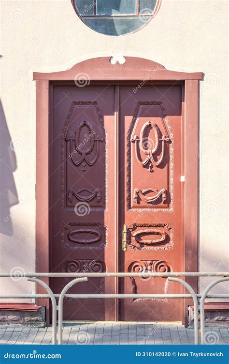 Puertas De Madera A Un Edificio Antiguo De Ladrillo Foto De Archivo