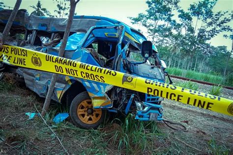 Kronologi Kecelakaan Maut Kereta Api Probowangi Dengan Minibus Di