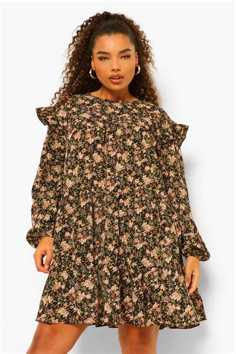 Plus Gestuftes Kittelkleid Mit Rüschen Und Streublumen Print Boohoo