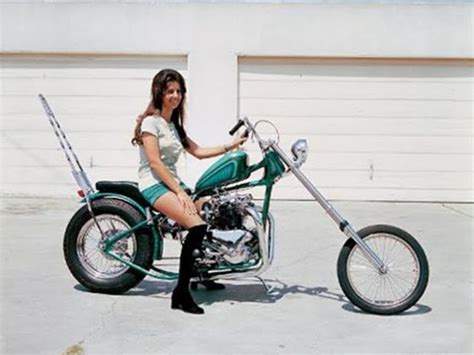 25 Vintage Photos Of Badass Women Ridding Their Choppers In The 1970s