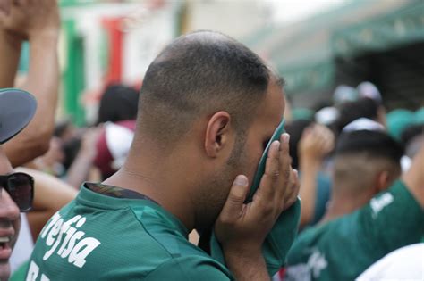 O choro da torcida do Palmeiras após derrota para o Chelsea do Mundial