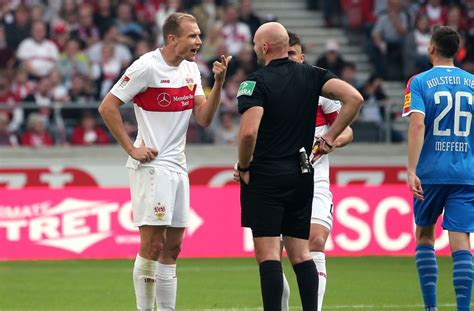 Analyse zu VfB Stuttgart gegen Holstein Kiel Gelb Rot für Badstuber