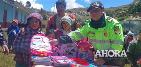 Policías entregan útiles escolares a estudiantes de bajos recursos