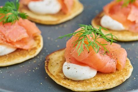 Blinis med laks og rødløg Nem opskrift på forret med røget laks