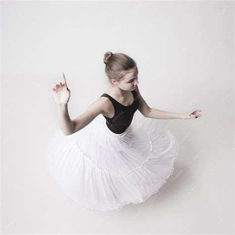 La Vue De Dessus De La Ballerine Adolescente Sur Blanc Photo Gratuite