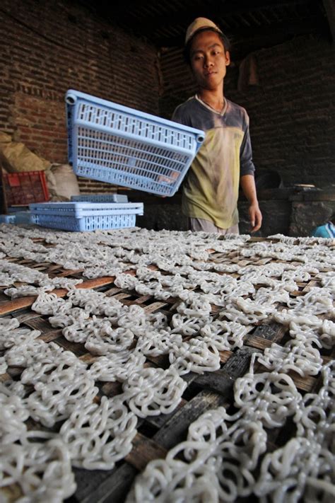 Produksi Kerupuk Menurun Antara Foto