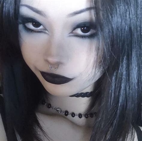 goth makeup | Goth eye makeup, Dark makeup, Goth makeup