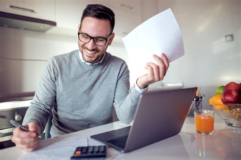 Hombre que trabaja en la computadora portátil en casa Foto Premium