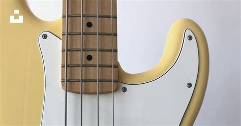 Foto Guitarra Electrica Amarilla Y Negra Imagen Guitarra Gratis En