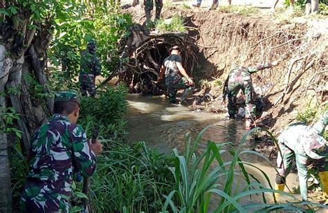 Tni Bersama Warga Bersihkan Saluran Drainase Di Pekkabata Radar Sulbar