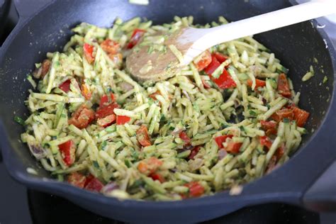 Courgette Pasta Met Kip En Pesto In 20 Minuten Klaar Lekker En Simpel